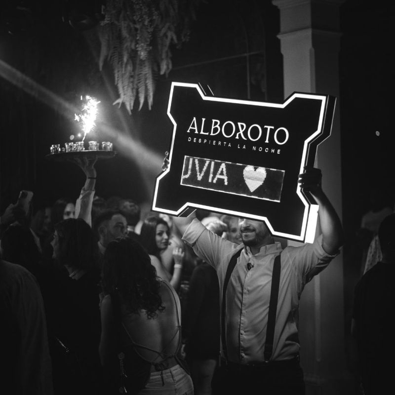Cartel luminoso con mensaje personalizado en Alboroto Las Palmas