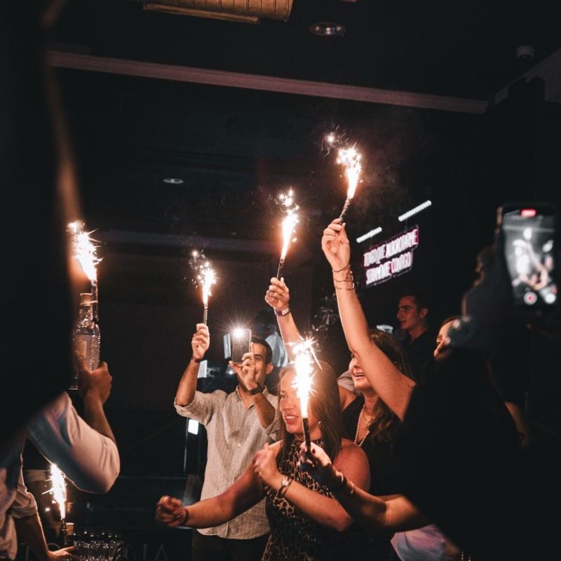 Reservado con botellas y bengalas en Alboroto Las Palmas